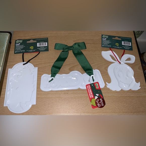 Dr. Seuss The Grinch Metal Wall Hanging Sign Bundle - Picture 2 of 10